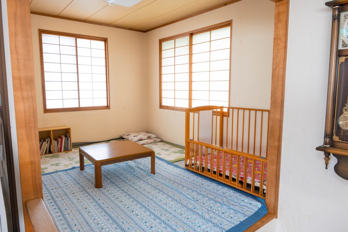 待合の和室。畳敷きでベビーベッドがある