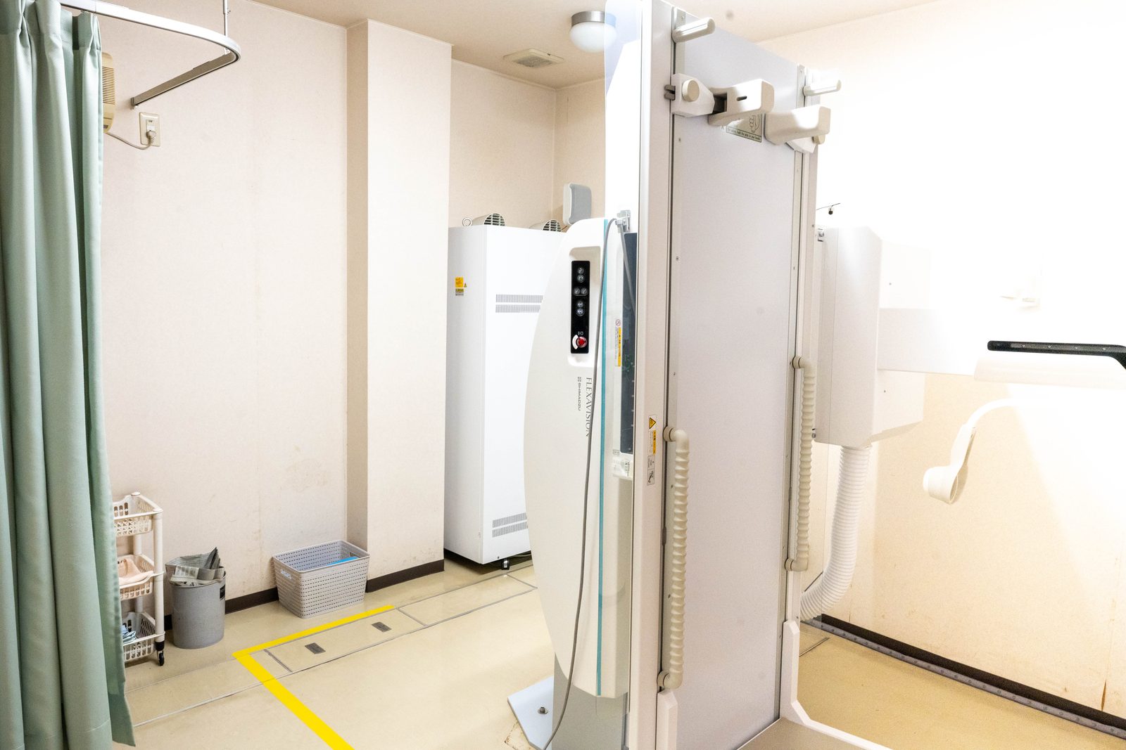 いなだ医院のレントゲン室。立位撮影用の装置