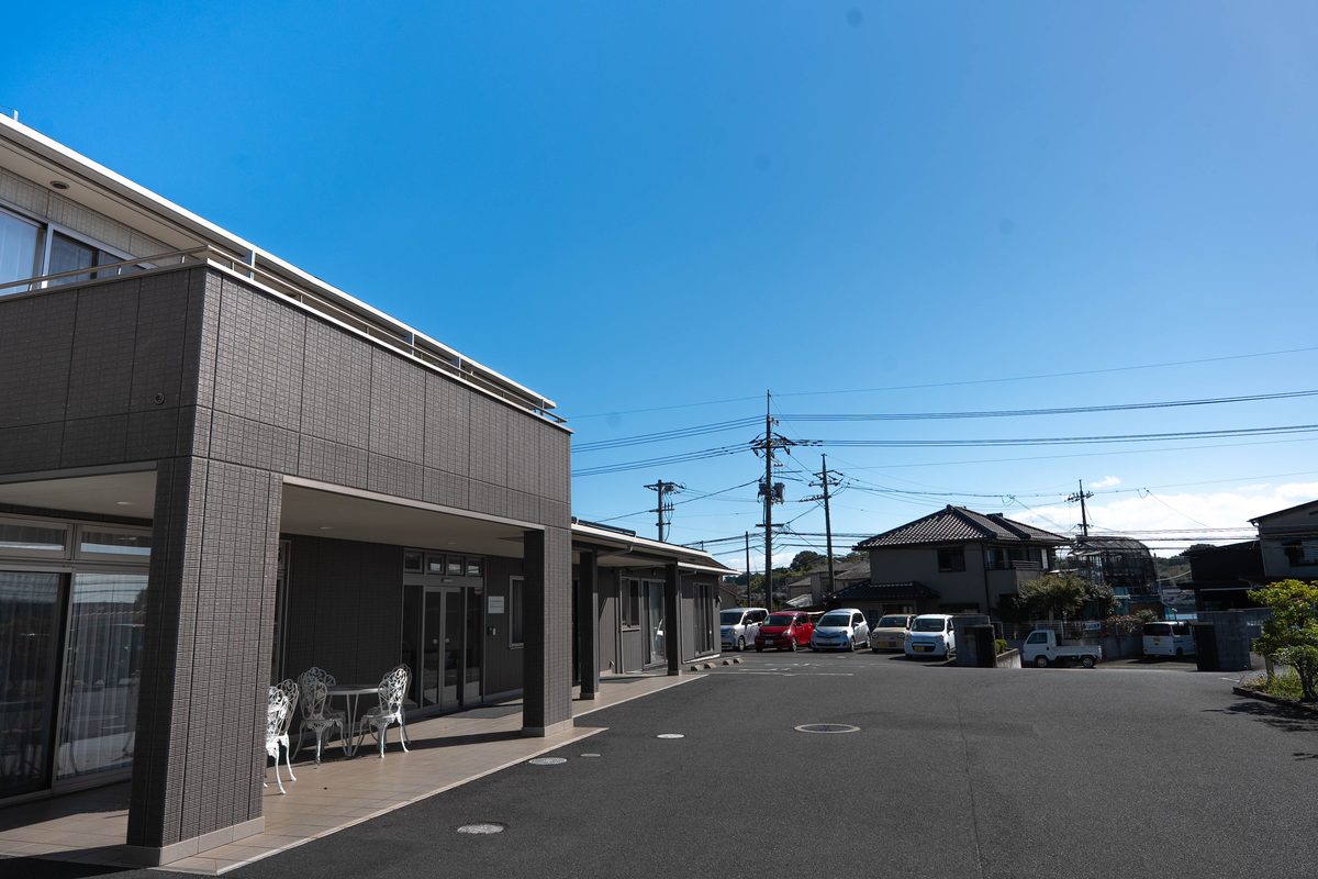 建物の入口側。ひさしのあるテラスとテーブルが置かれている