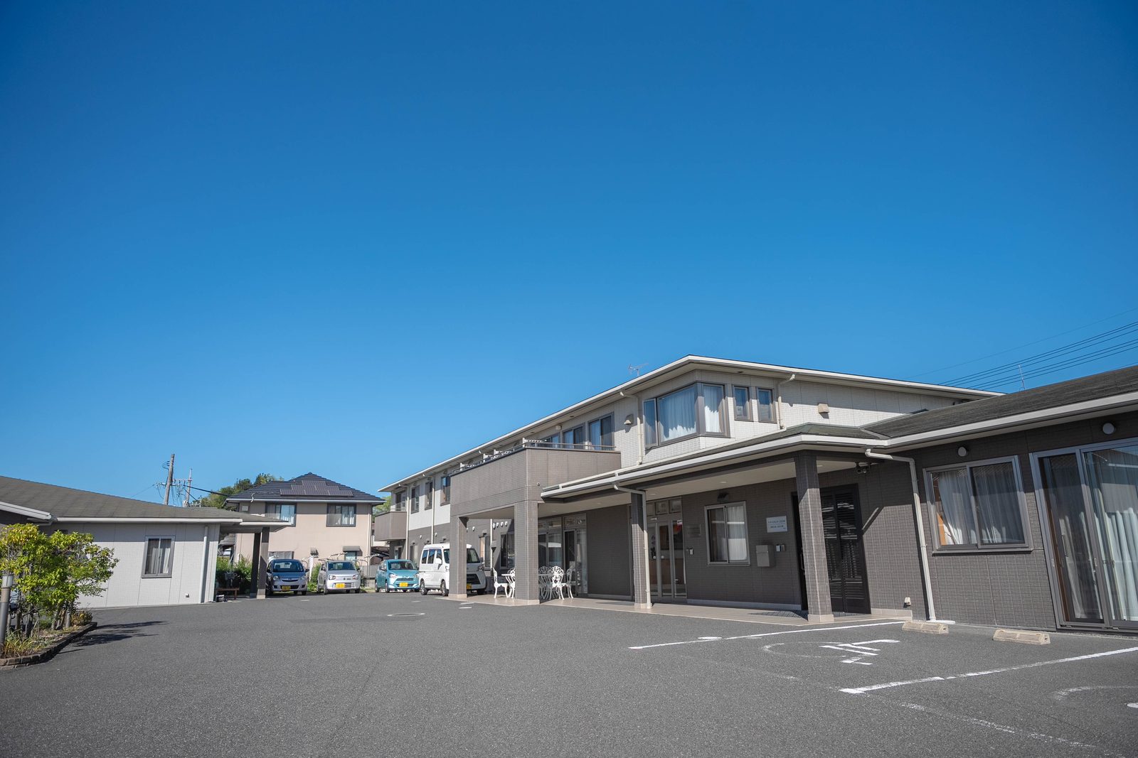 駐車場から見た施設の全景