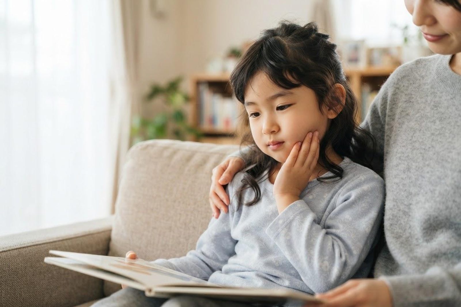 ほおを押さえる子ども