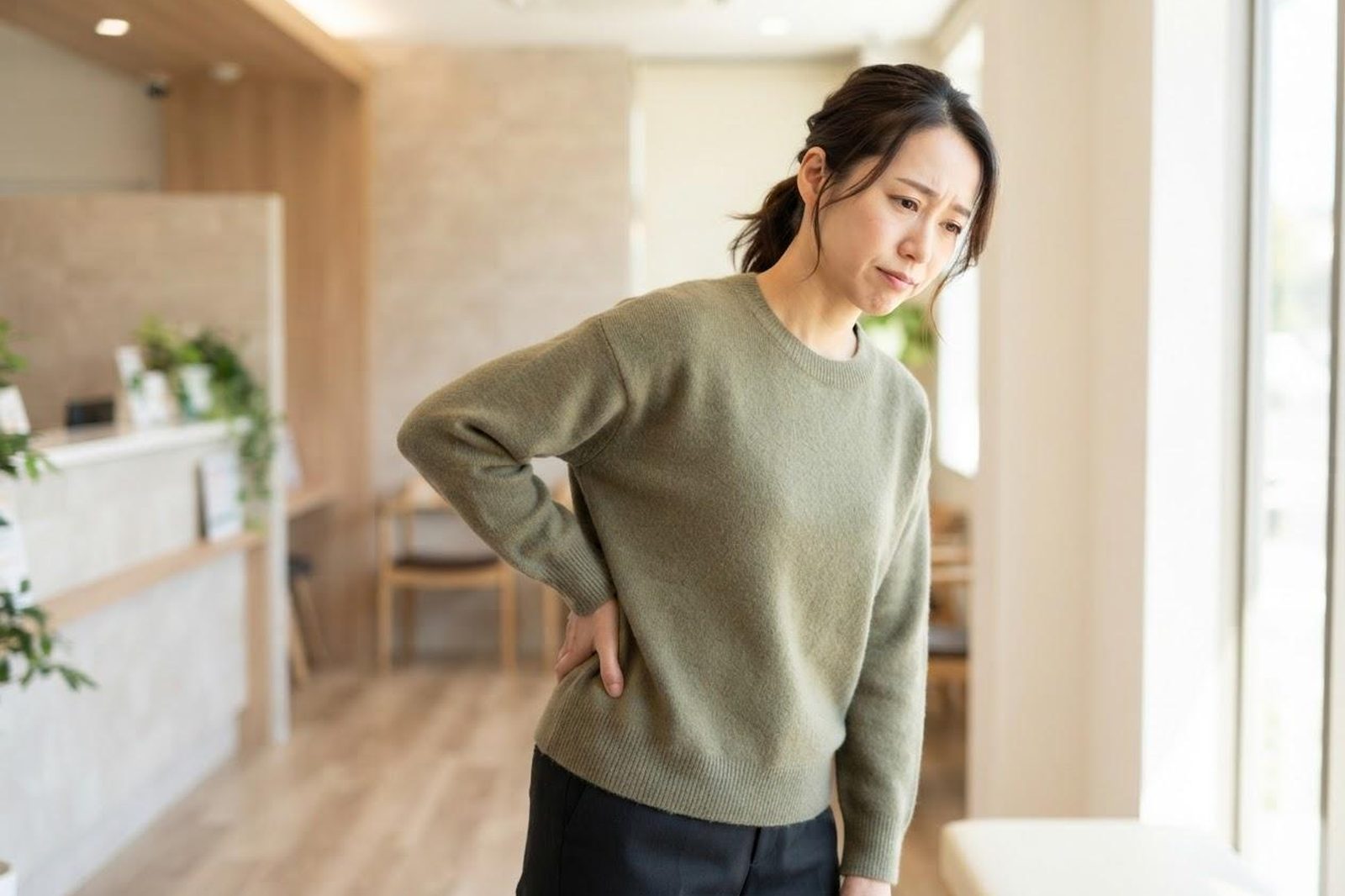 腰に手を当てる